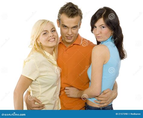 trio follando|Trio irresistible: Dos mujeres y un hombre, el placer compartido